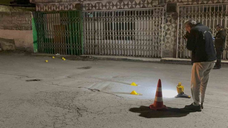 Pompalı tüfekle evi kurşunladılar