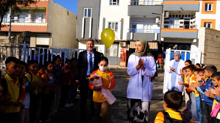 Lösemiyi yenip okuluna dönen 4’üncü sınıf öğrencisine görkemli karşılama