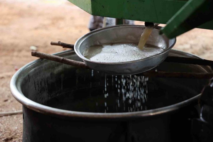 Büyükşehirden üreticiye üzüm sıkma makinesi desteği