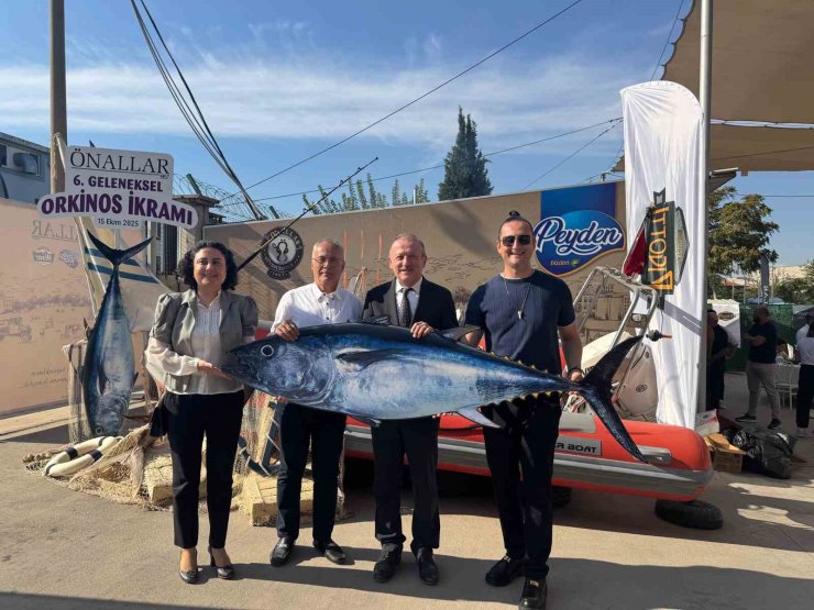 Yakaladığı 800 kiloluk dev orkinosu sevdiklerine ihram etti