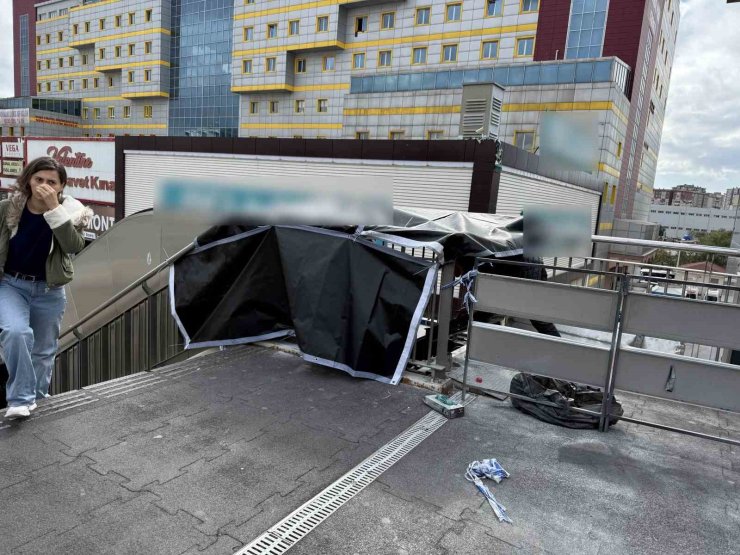 Beylikdüzü’nde metrobüs köprüsünde yürüyen merdiven yangını