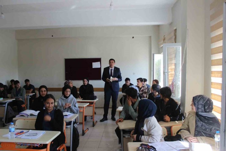 Kaymakam Erdoğan, öğrenciler ve öğretmenlerle bir araya geldi