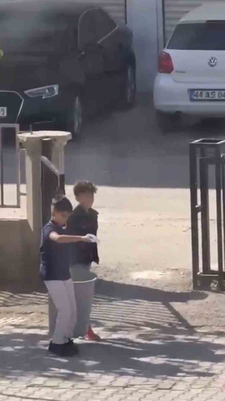 Mardin’de çocuklar çöp bidonuyla halay çekti