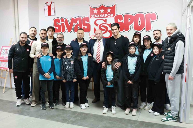 Ortaokul öğrencileri Sivasspor sevgisini resmetti, futbolcular sergiyi açtı