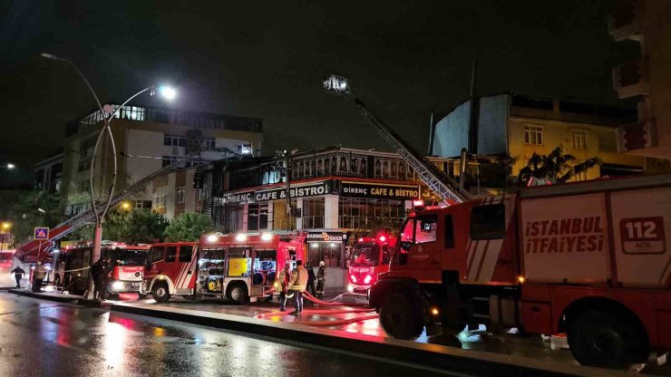 Sultangazi’de kafenin çatısı alevlere teslim oldu