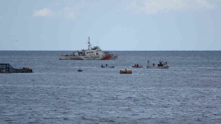 Denizde teknesi terk edilmiş halde bulunan balıkçı için arama çalışması başlatıldı