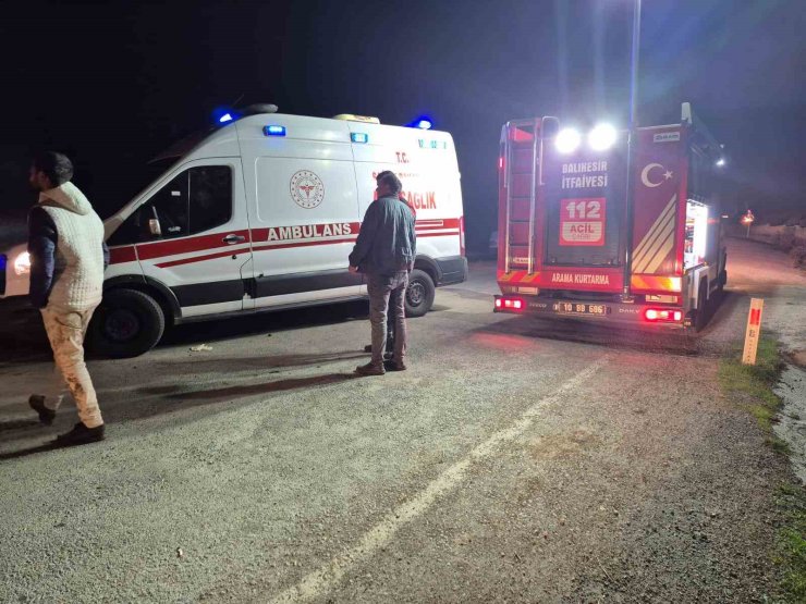 Balıkesir’de yol kenarına uçan otomobilin sürücüsü yaralandı