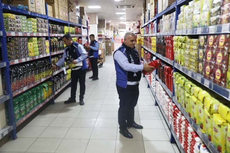 Battalgazi zabıtası, market denetimlerini sıklaştırdı