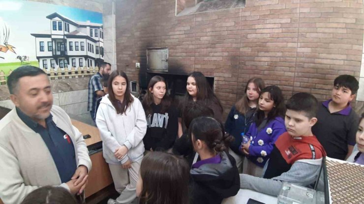 Mudurnu’da öğrenciler taş fırında fırıncılık mesleğini öğrendi