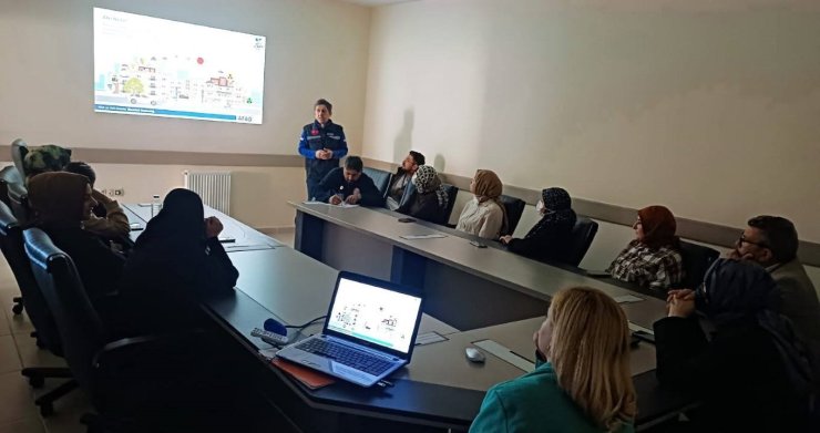 Demirözü’nde hastane personeline afet ve yangın eğitimi verildi