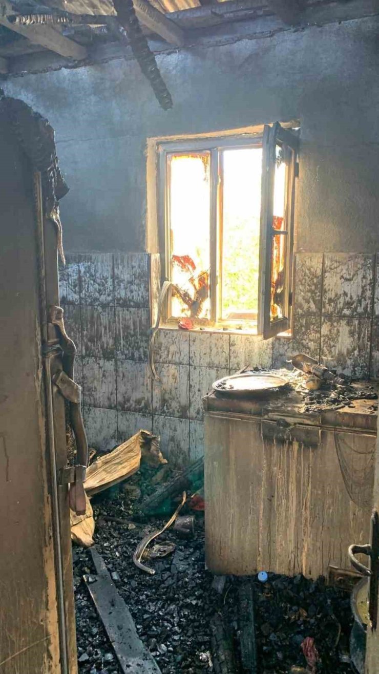 Elazığ’da bir ev yangında yanarak kül oldu