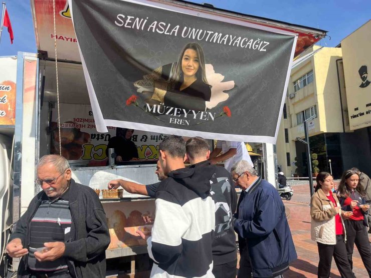 Vefat eden çalışma arkadaşları için lokma dağıttılar