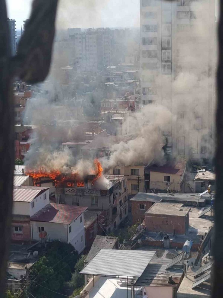 Adana’da 3 katlı ev yanarak kullanılamaz hale geldi