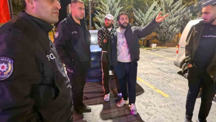 Aksaray’da açıkta alkol alan 2 şahsa kabahatler kanunundan ceza kesildi