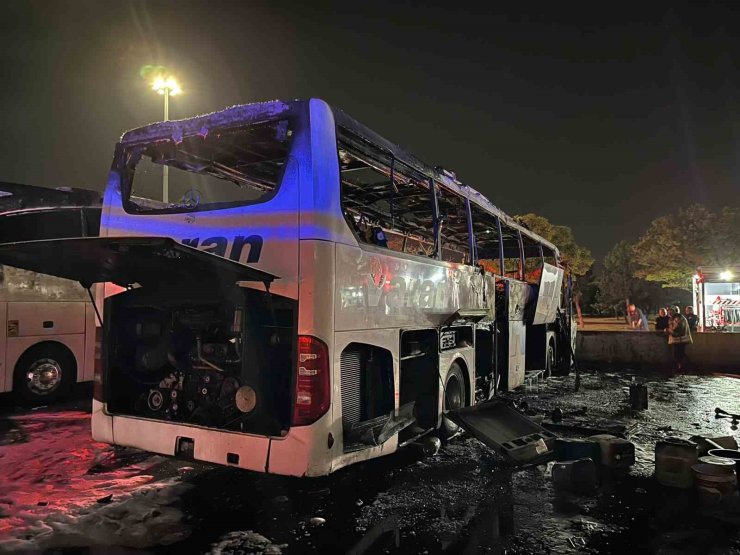 AŞTİ’de otobüs yangını paniğe neden oldu