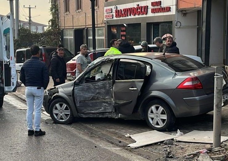 Beton direğe çarpan otomobil sürücüsü yaralandı