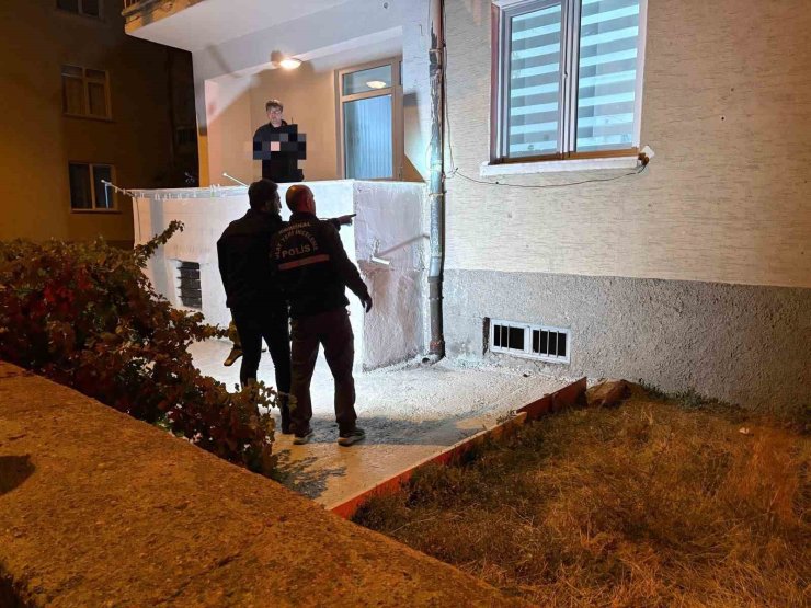 Kurşunlanan evde kimsenin olmaması faciayı önledi