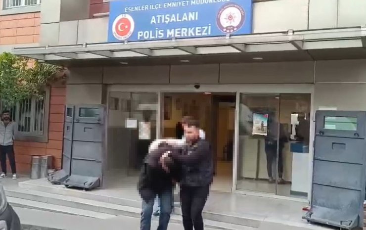 Esenler’de 24 yıl hapis cezası bulunan sahte kimlikli şahıs polislere tehditler savurdu