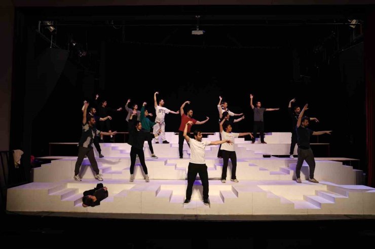 Nilüfer Kent Tiyatrosu iftiharla sunar: ’Lüküs Hayat’