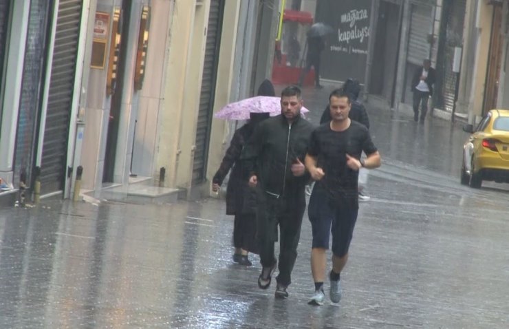 Taksim’de etkili olan sağanak yağış vatandaş ve turistlere zor anlar yaşattı