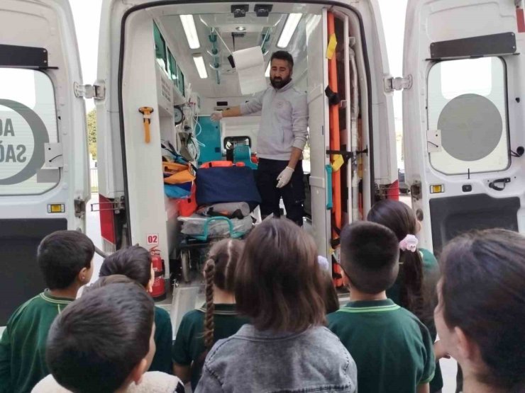 Minik öğrencilere acil sağlık hizmetleri tanıtıldı