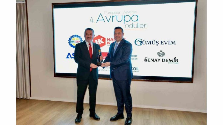 Rektör Kırışık, "Sosyalfest Yılın En Başarılı Projesi" ödülünü aldı