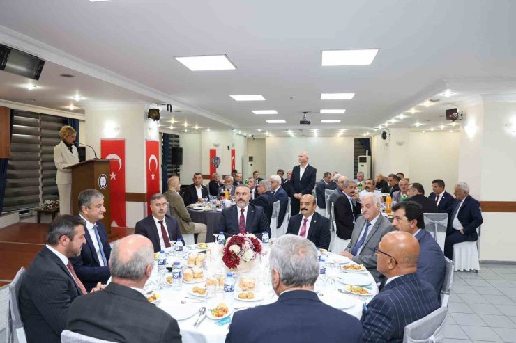 Vali Yavuz muhtarlarla bir araya geldi