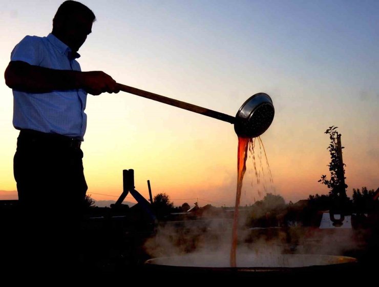 Sarıgöl’de pekmez köpüğü geleneği yaşatılıyor