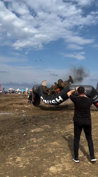 Finish çizgisini takla atarak geçtiler
