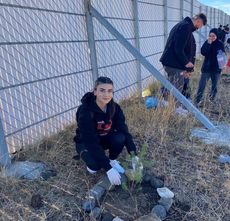 Sarıkamış’ta öğrenciler fidan dikti