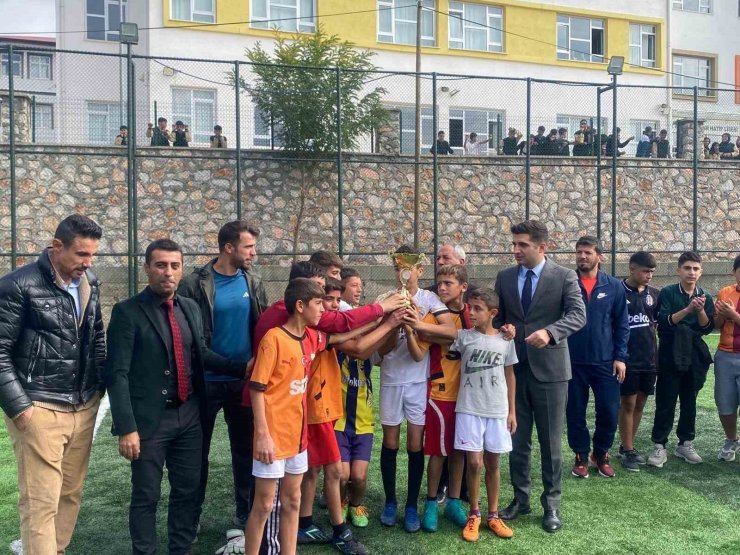 Arıcak’ta ortaokullar arası futbol turnuvası sona erdi