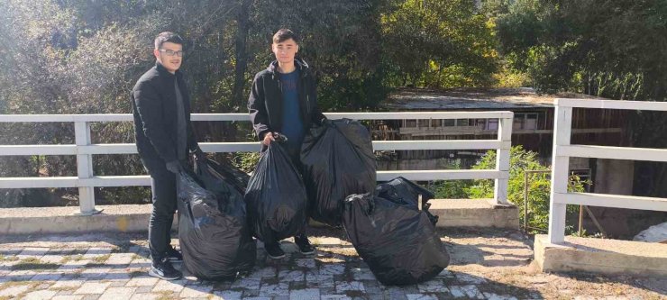 Gümüşhane’de üniversite öğrencileri Harşit Çayı’nı çöplerden arındırdı