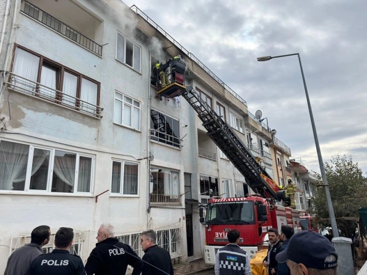 Erdek’te apartman dairesinde korkutan yangın