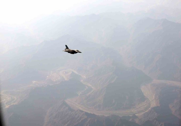 Erdoğan’ın Maskat Havaalanına inişinde F-16 savaş uçakları eşlik etti