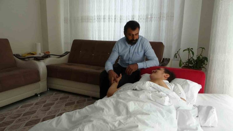 Depremde dili boğazına kaçan Muhammed’in yaşam mücadelesi sürüyor