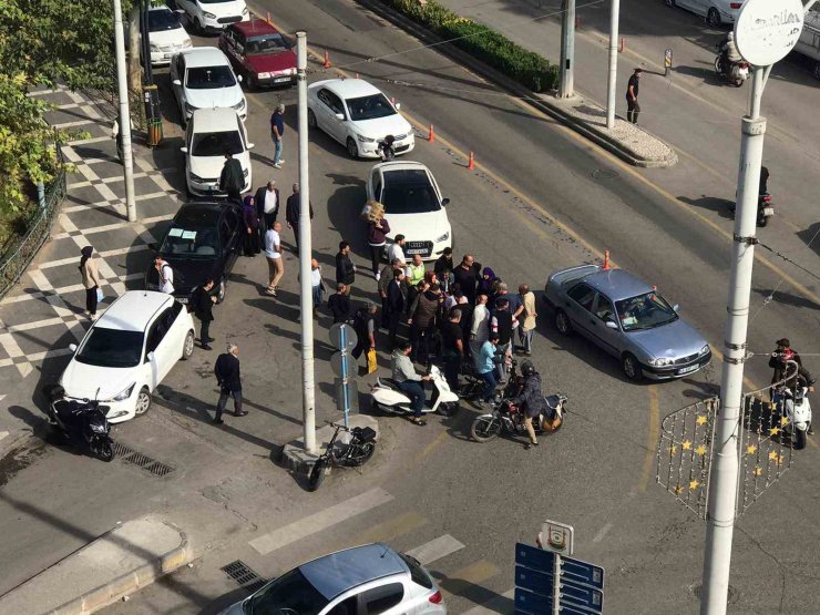 Önce çocuğa çarptı, sonra da otomobilini park etme bahanesiyle kaçtı