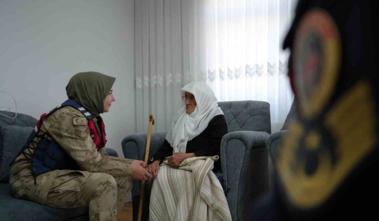 97 Yaşındaki Rabiye ninenin asker sevgisi: "Biz Türk’üz, onlar benim evladım"