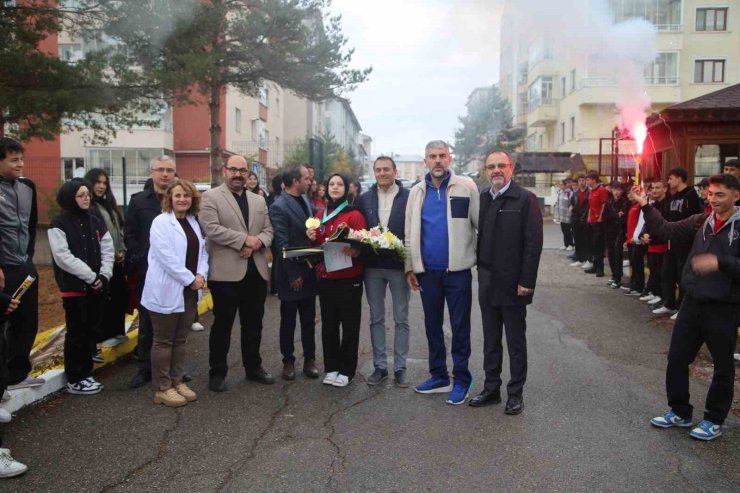 Çin’den altın madalyayla dönen Afra Kılınç’a meşaleli karşılama