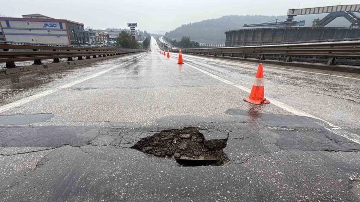 Köprü girişindeki çatlaklar tehlike oluşturuyor