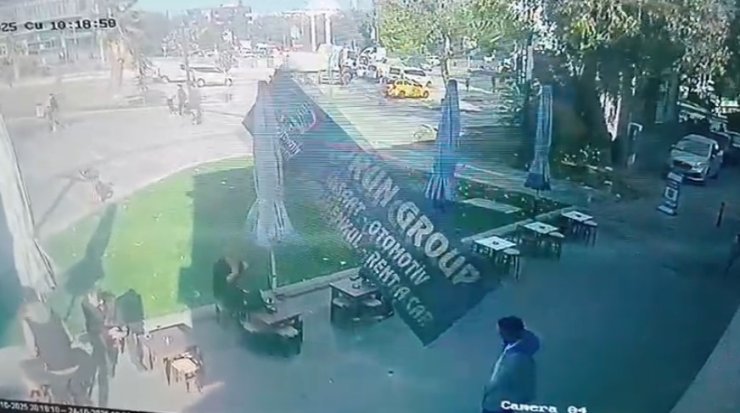 Bursa’da şiddetli lodos tabelayı uçurdu: Kafedeki 2 kişi tabelanın altında kalmaktan son anda kurtuldu