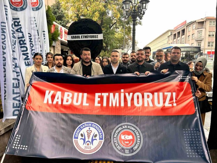 Genç Sağlık Sendikası: "850 bin sağlık çalışanının emeği bankaların kar kapısı değil, kamu hizmetinin bekasıdır"