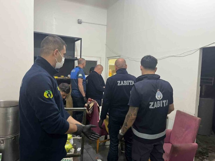 Tarihi geçmiş tonlarca eti insanlara yedireceklerdi: Yemek fabrikası mühürlendi