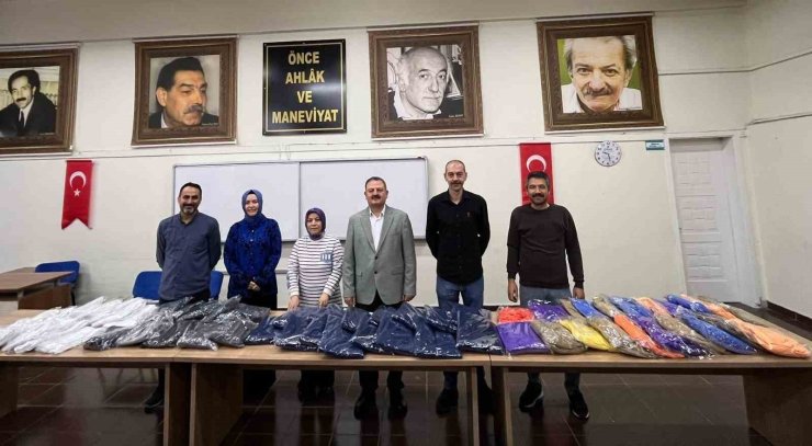 Gediz Halk Eğitim’de üretilen kışlıklar ihtiyaç sahiplerine ulaştırılacak