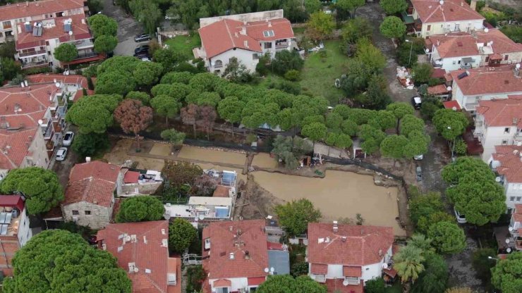Foça’da selin ardından sokaklar çamur deryasına döndü