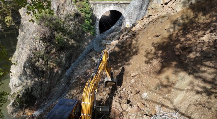 Heyelan demir yolunu kapattı, tren seferleri durduruldu