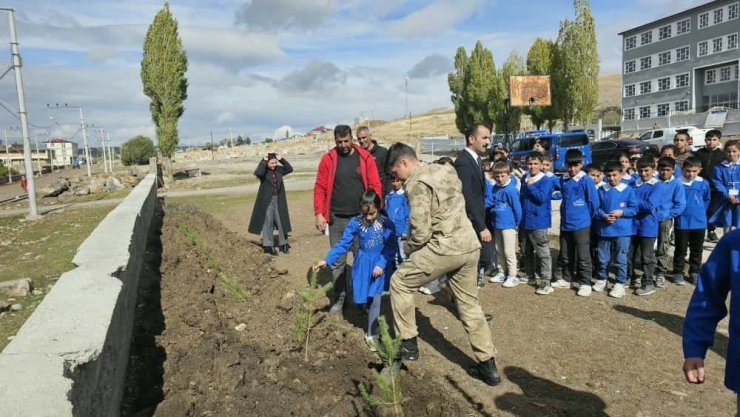 Kars’ta öğrenciler fidanları toprakla buluşturdu