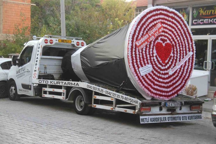 Çekici üzerinde bu kez kazalı bir araç değil, dev yapay çiçek sergilendi