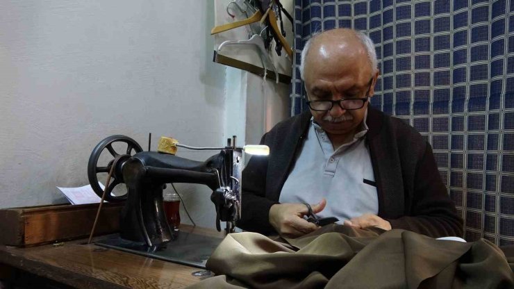 Ustasının emaneti 75 yıllık makineyle 50 yıldır terzilik yapıyor