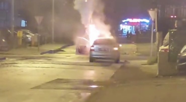 Otomobil alev alev yanarak küle döndü