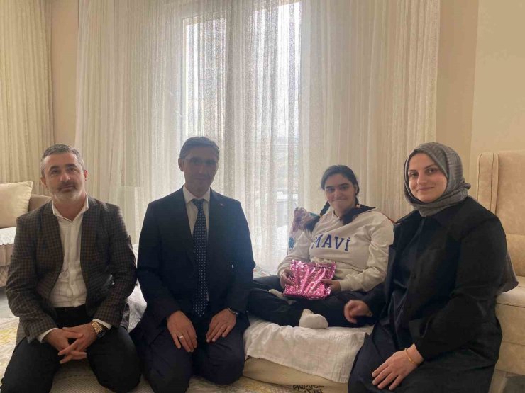Evde eğitim hizmeti alan öğrenciye moral desteği
